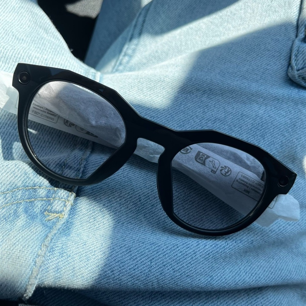 Oakley Meta Glasses - Picture 2 of 5